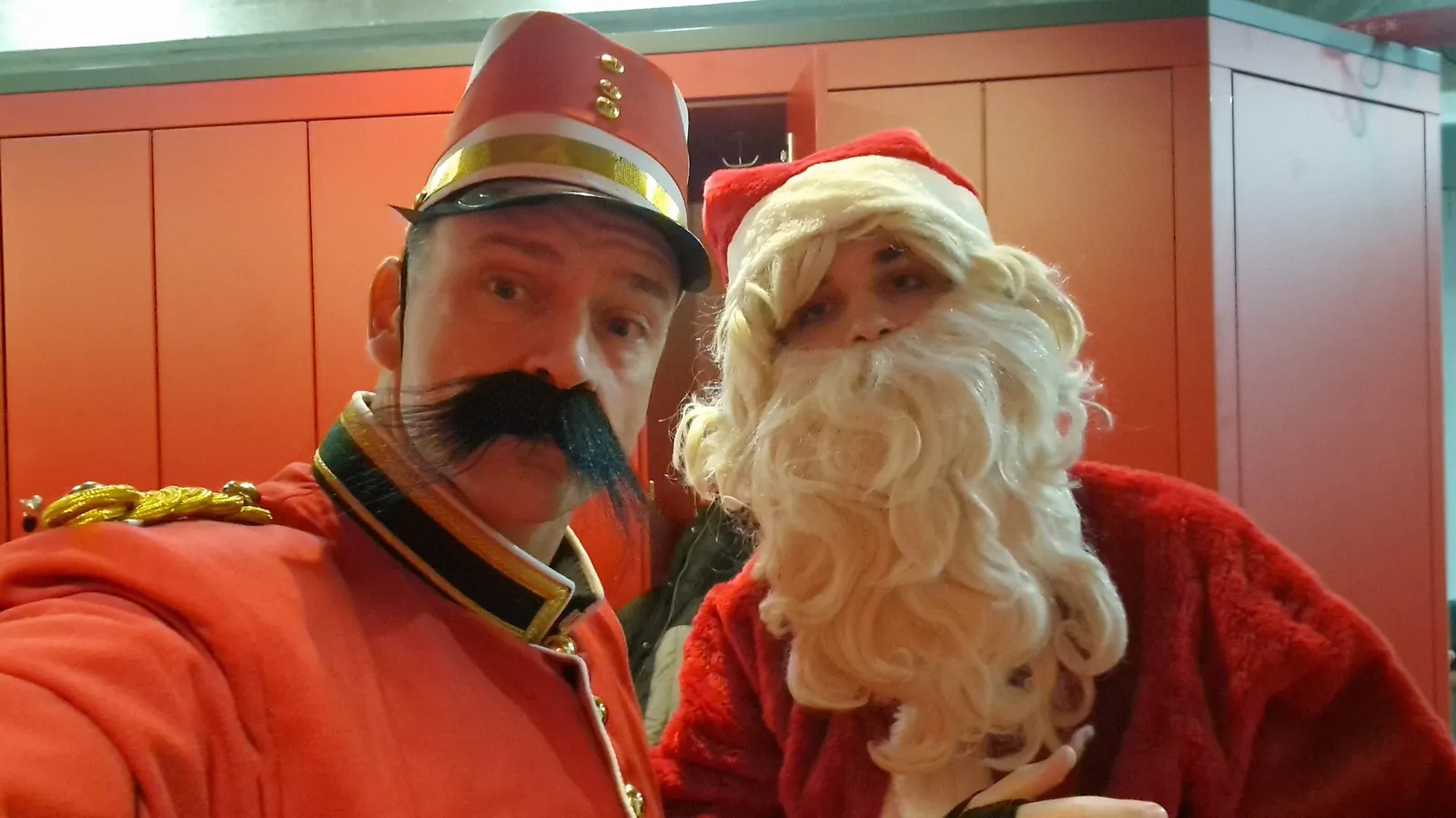 Nussknacker und Weihnachtsmann als festliche Figuren