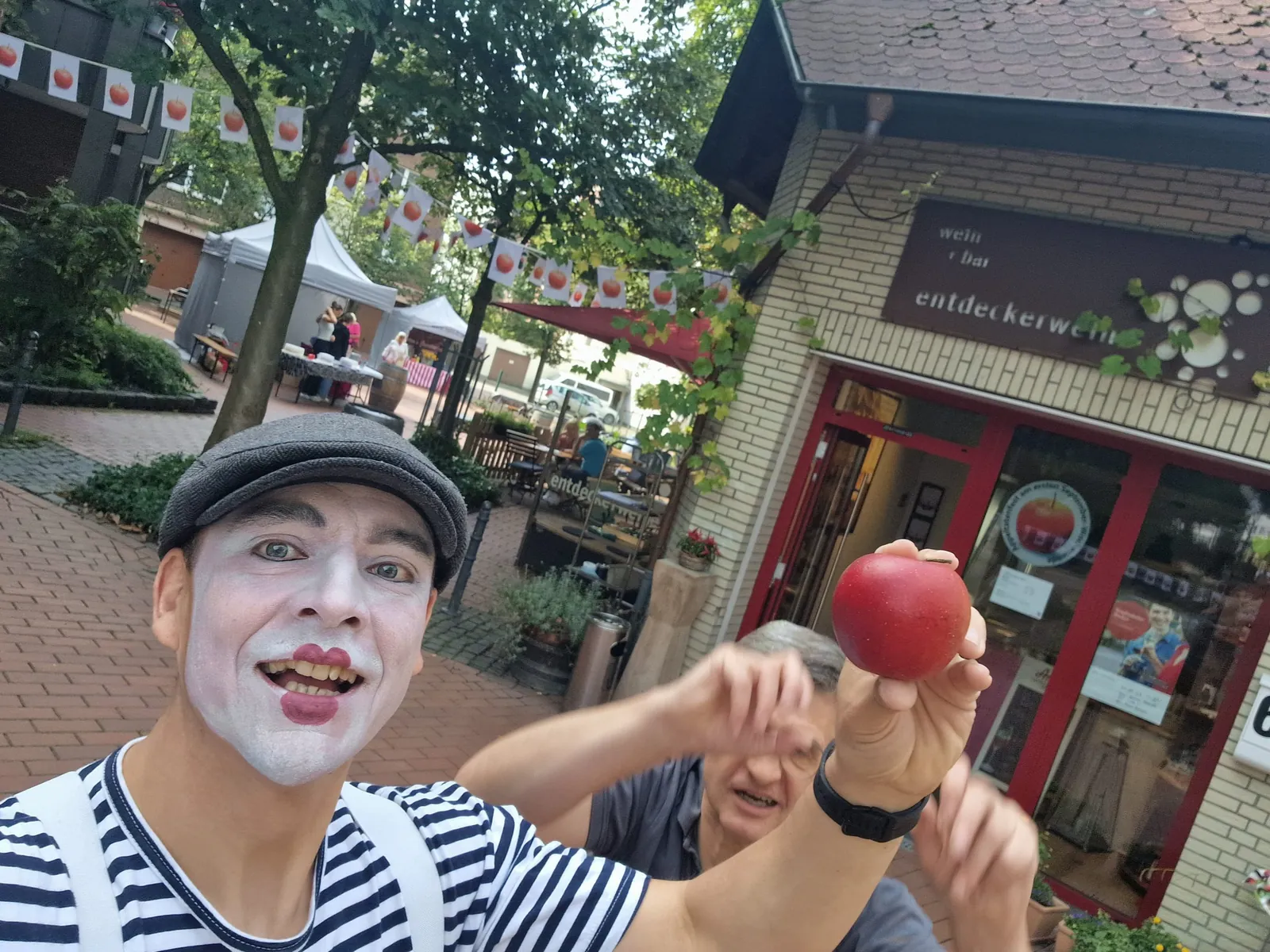 Pantomime LIAR – Situationskomik mit Apfel ganz ohne Worte
