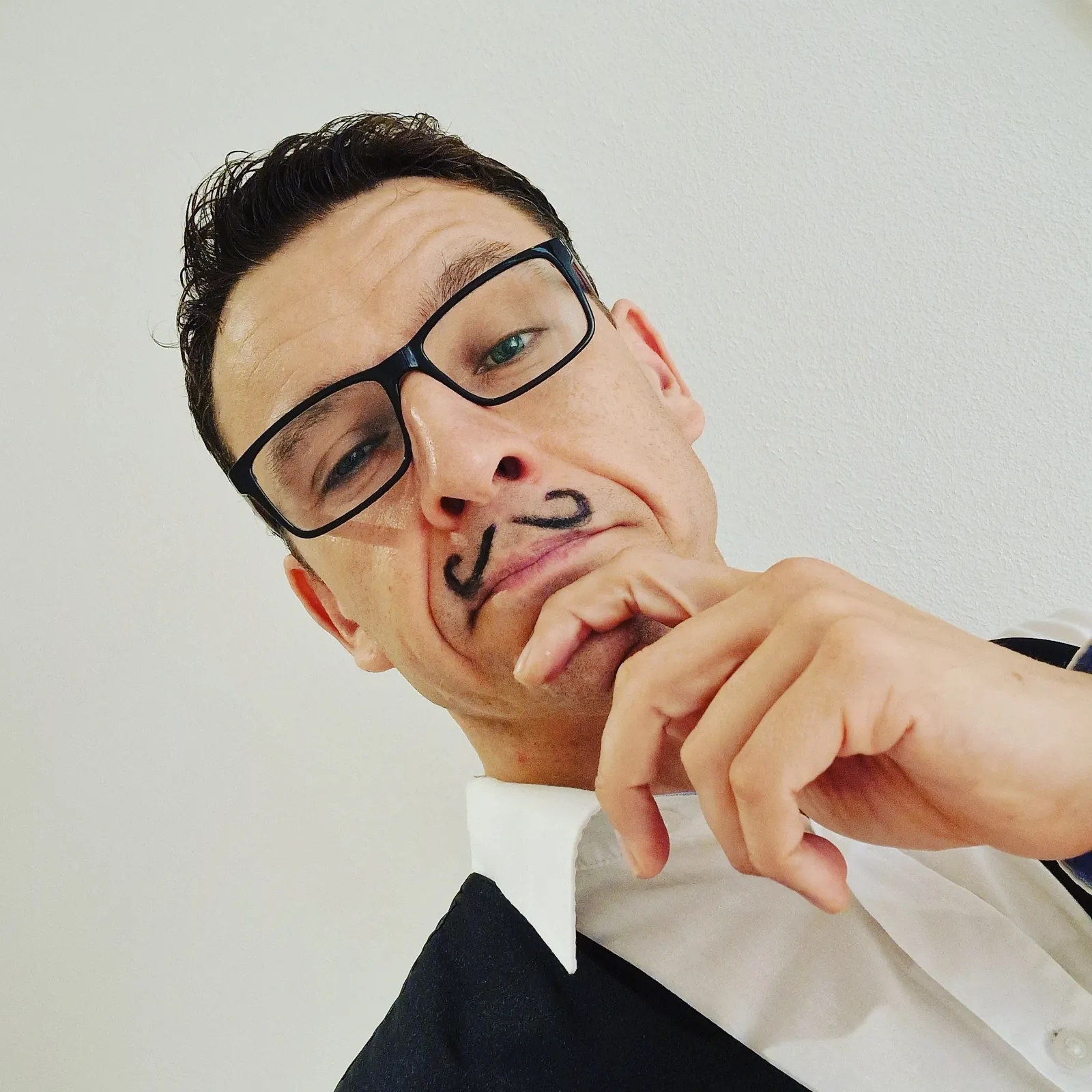 Verrückter Kellner LIAR sorgt für Comedy am Tisch
